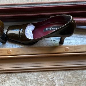 Gamma Studio olive green shoes. Size 10. Chunky heel. Extremely comfortable